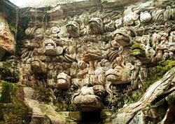 The stone statues in Dafowan.