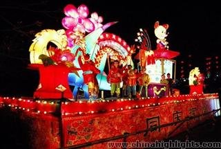 Chengdu Lights Up for Lantern Festival
