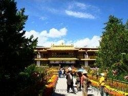 Tibetans Celebrate Lingka Festival in Summer Months