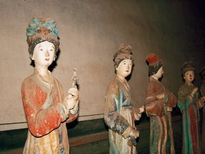 lady-maid statues