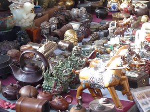 antiques and curios in Hollywood Road