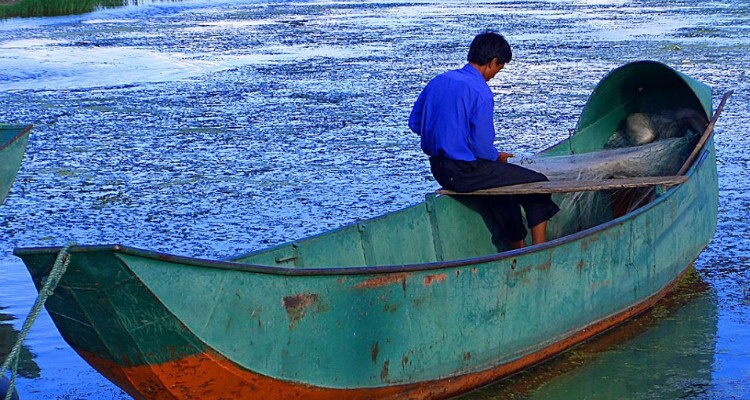 a boat on Dali Erhai Lake