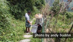 Lele speaks dialect to a rice terrace farmer