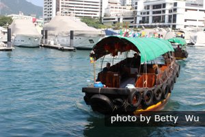 A sampan ride at Aberdeen