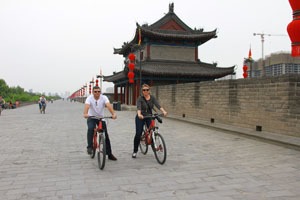 Đi xe đạp dọc theo bức tường là rất phổ biến.