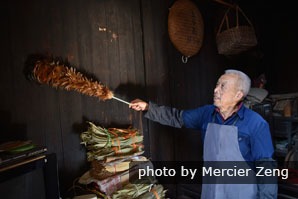 Menschen putzen ihr Haus, um das chinesische Neujahrsfest zu feiern