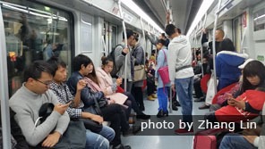 Shenzhen Metro is crowded during rush hours