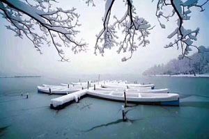 Snowy Scenery On West Lake