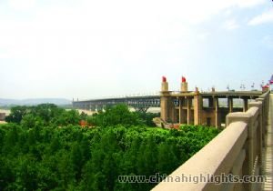 A close touch with Yangtze River Bridge of Nanjing