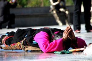 A Tibetan is worshipping at the Tashi Lhunpo Monastery