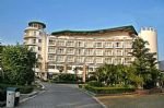 La Waterfront Hotel