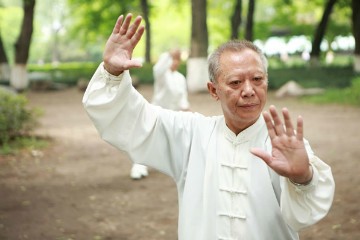 pratiquant le Tai-chi