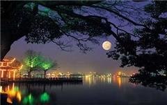 Luna d’Autunno sul Lago Calmo