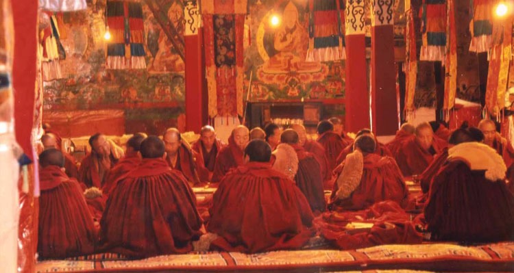 Monks are chanting in Cuoqin Hall