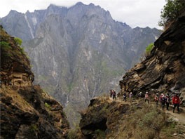 Des glissements de terrain peuvent se produire en juillet et août sur les versants des gorges du Tigre à Lijiang dans le Yunnan