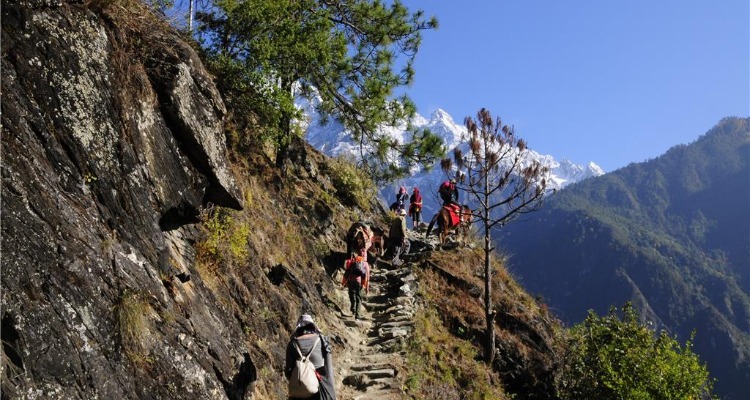 Narrow Trail next to Cliff in Tiger Leaping Gorge