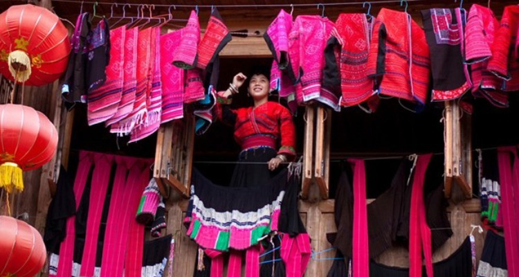  the long-haired Yao women to drying their bright red clothes.