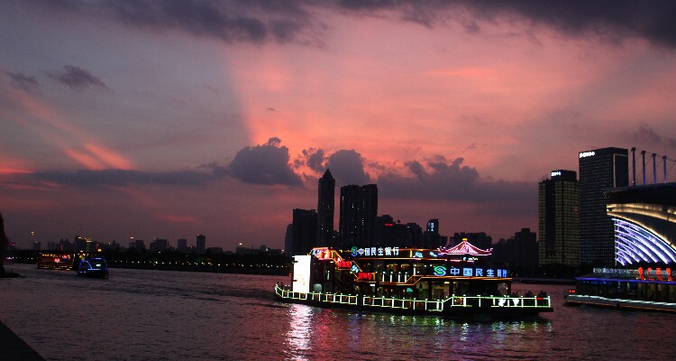 Night cruise on the Pearl River