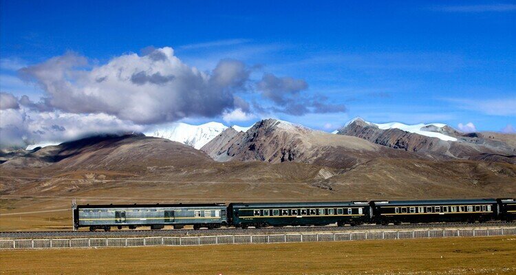 青蔵鉄道の車窓から望むチベット高原。車内酸素供給設備完備で、高地へ快適にアプローチ