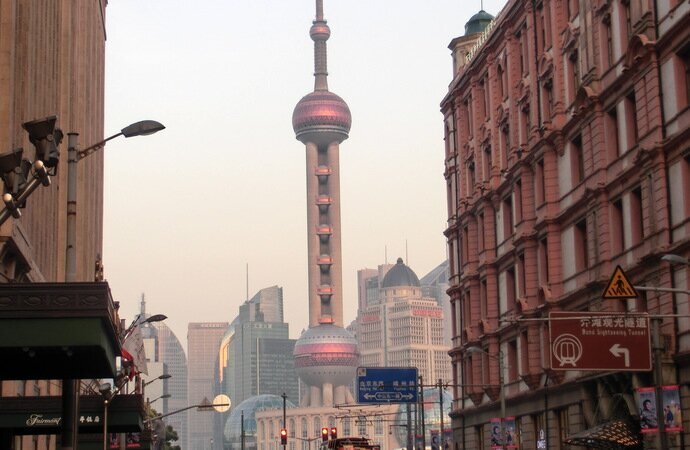 Calle de Shanghái con vistas a la Torre de la Perla Oriental y el moderno skyline de la ciudad