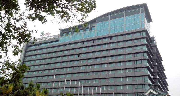 Lijiang Waterfall Hotel in Guilin downtown area near the Li River