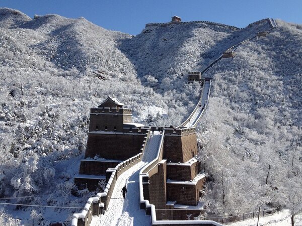 La Gran Muralla China cubierta de nieve en invierno