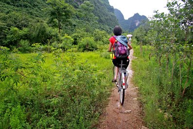 prendere la bici alla campagna Yangshuo