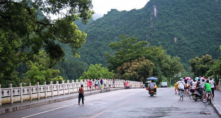 Tourists thronged the Gongnong Bridge over the Yulong River in Yangshuo's Ten-Mile Gallery.