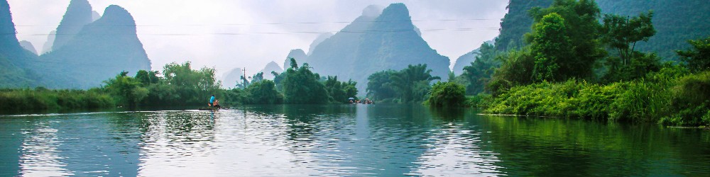 toma balsa de bambú en río Yulong