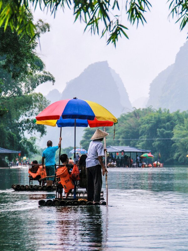 Paseo en balsa de bambú por el río Yulong
