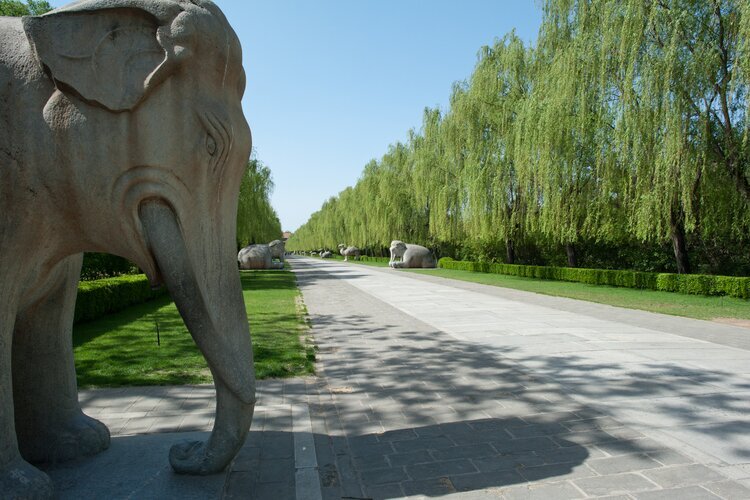 Die Steinstatuen entlang der Heiligen Straße