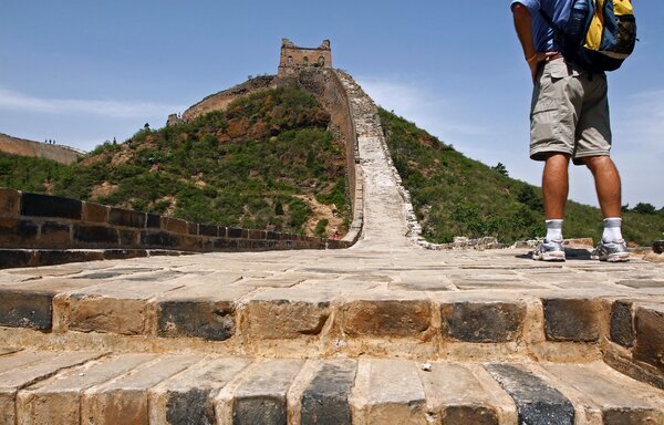 Senderismo en China: caminata sobre la Gran Muralla en un paisaje montañoso