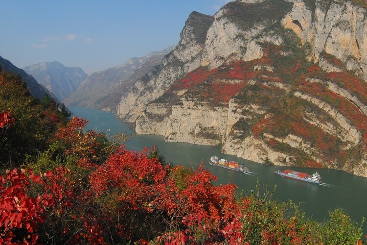 Осеннее путешествие к красным клёнам Трёх ущелий