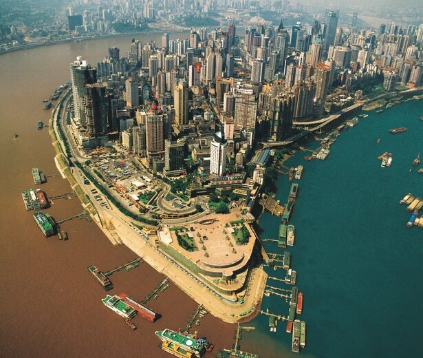 Две разные реки встречаются друг с другом