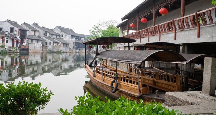 boat trip in the Tongli Water Town