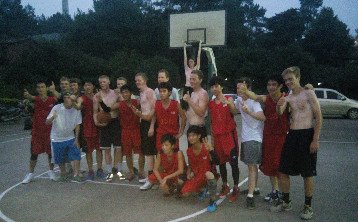 Jugar jugar al baloncesto con estudiantes chinos