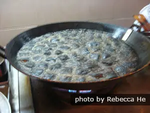 Deep-frying stinky tofu in high-boiling-point oil