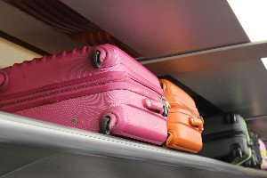 Un portero de equipaje en chaqueta roja