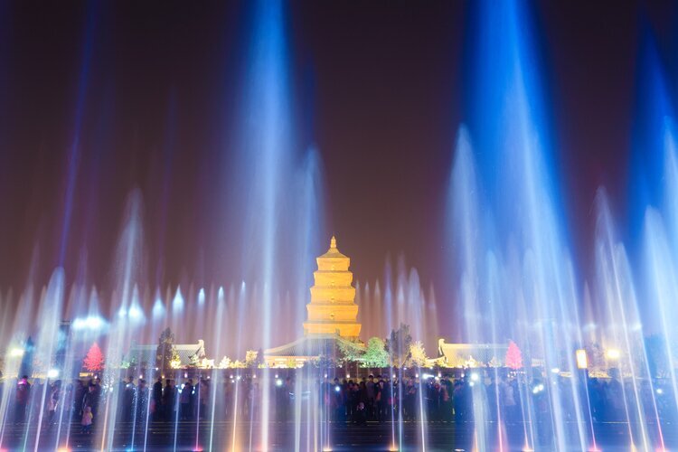 Fontänenshow auf dem nördlichen Platz der Großen Wildganspagode