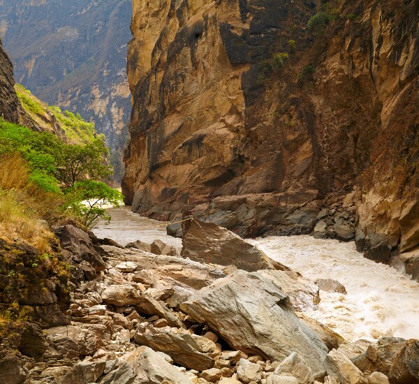 3-Day Tiger Leaping Gorge and Baoshan Stone Village Hiking Tour