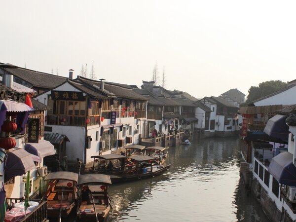 Antica città d'acqua di Zhujiajiao vicino a Shanghai