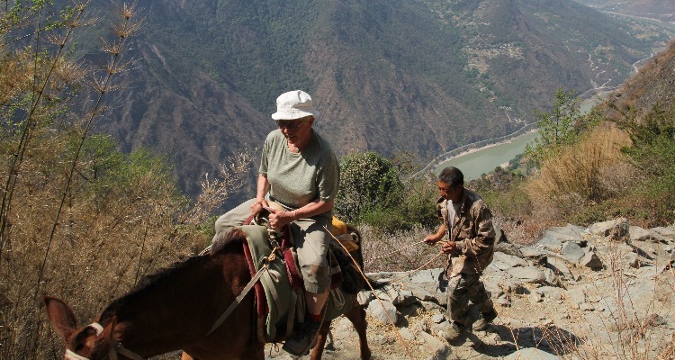 Riding a horse to ascend to the top of 28 Bends