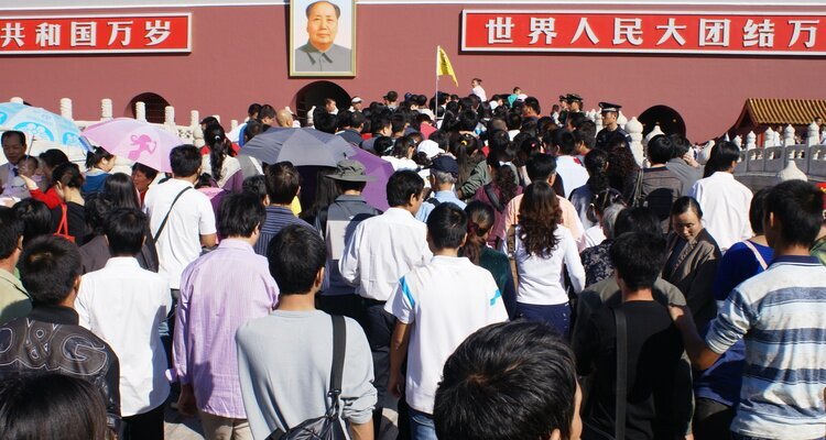 En temporada alta, la Plaza de Tiananmén se ve desbordada de visitantes.