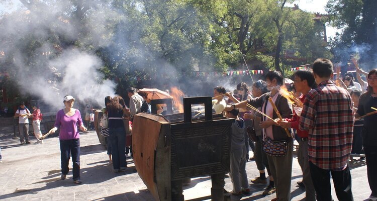 La gente quema incienso para pedir bendiciones
