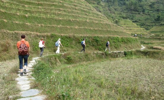 Randonnée à travers les rizières entre les villages à Longsheng