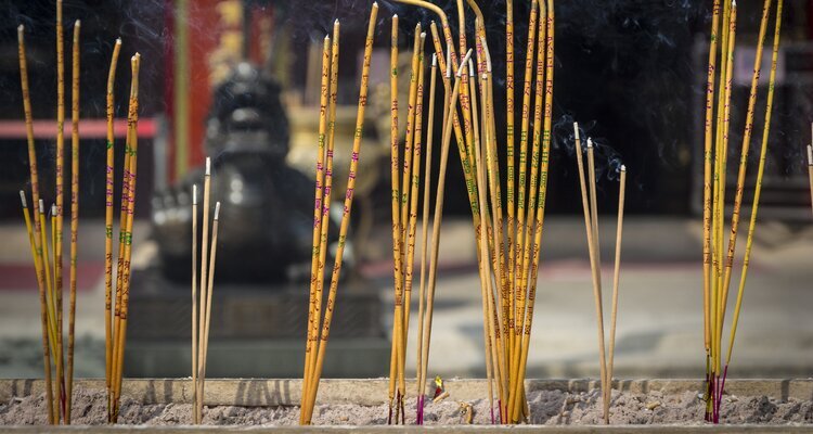 Encender incienso y pedir bendiciones en un templo