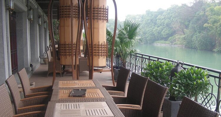 The White House in Guilin have a riverside cafe