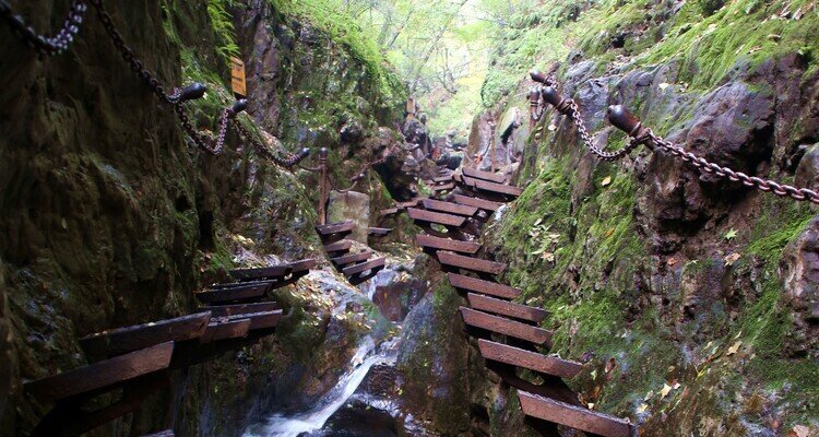 Qixian Valley Cliffside Boards
