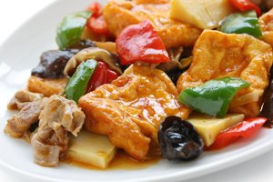 Un plat composé de viande et légumes