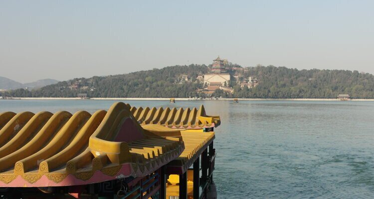 El Palacio de Verano visto desde la perspectiva del Buey de Bronce